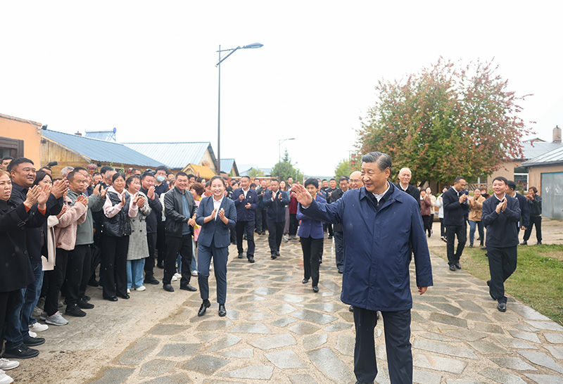 9月6日至8日，中共中央總書記、國家主席、中央軍委主席習(xí)近平在黑龍江考察。這是6日下午，習(xí)近平在大興安嶺地區(qū)漠河市北極村考察時，向當(dāng)?shù)厝罕姄]手致意。