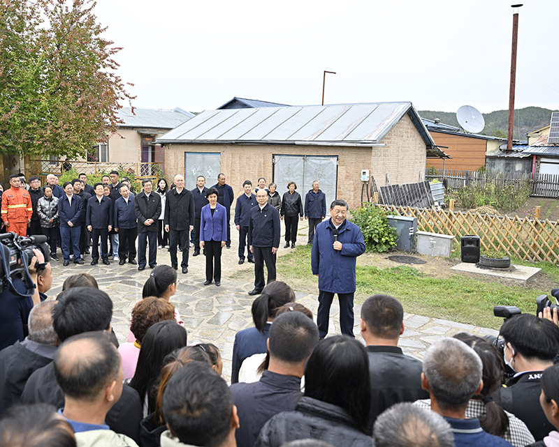 9月6日至8日，中共中央總書記、國家主席、中央軍委主席習(xí)近平在黑龍江考察。這是6日下午，習(xí)近平在大興安嶺地區(qū)漠河市北極村考察時，同當(dāng)?shù)厝罕娪H切交流。