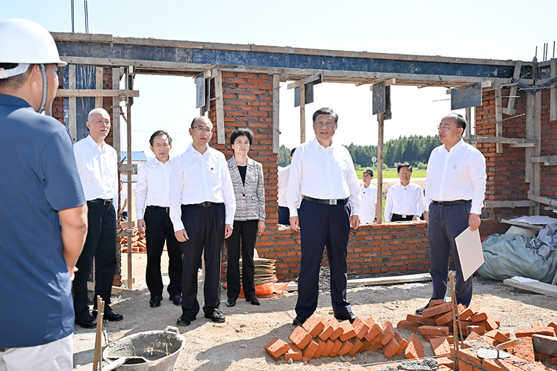 9月6日至8日，中共中央總書記、國家主席、中央軍委主席習(xí)近平在黑龍江考察。這是7日上午，習(xí)近平在遭受洪澇災(zāi)害的哈爾濱尚志市老街基鄉(xiāng)龍王廟村，察看水毀房屋重建情況。